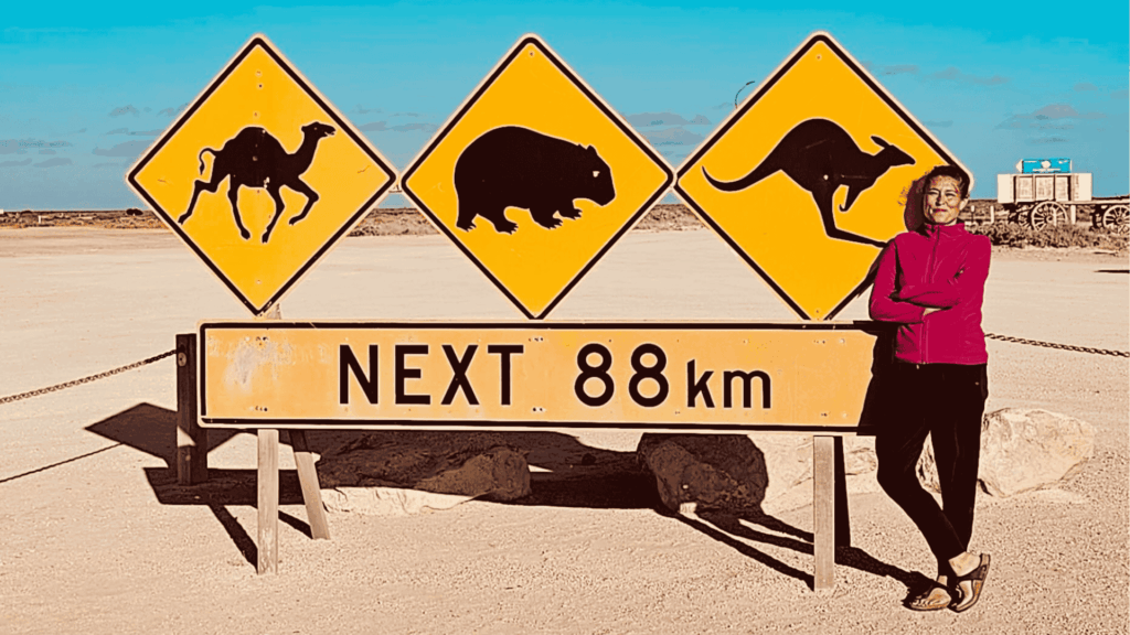 Claudia Sittner mit Roadsign an der Nullarbor in Australien