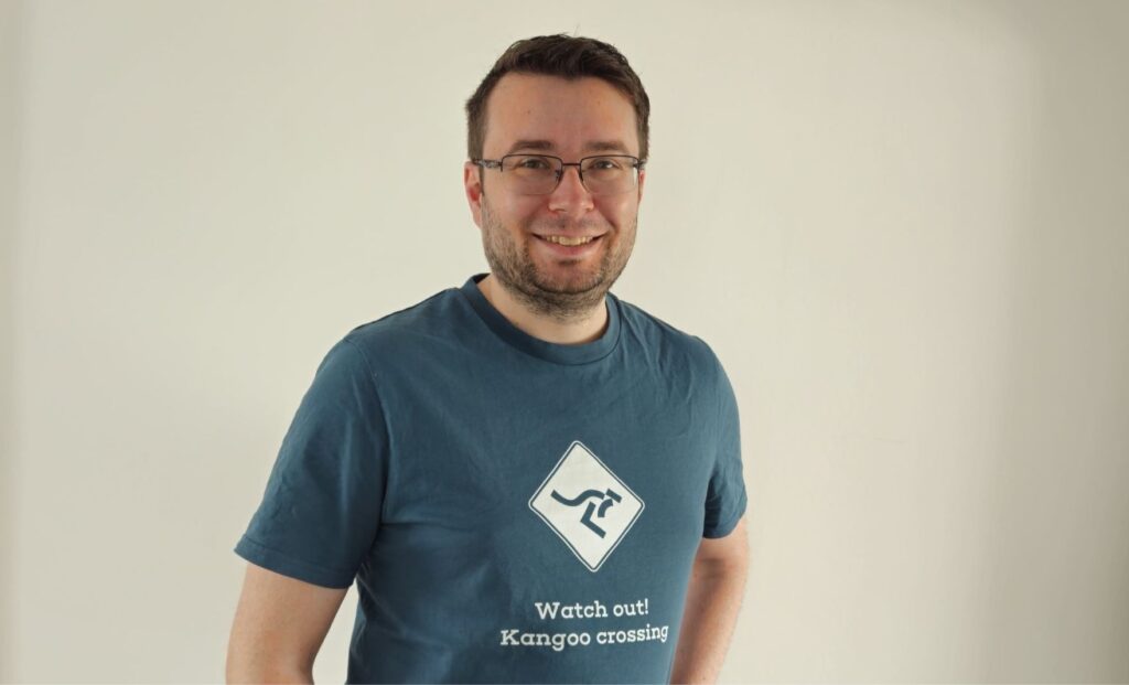 Jonathan Klotz trägt ein T-Shirt von kangoolutions