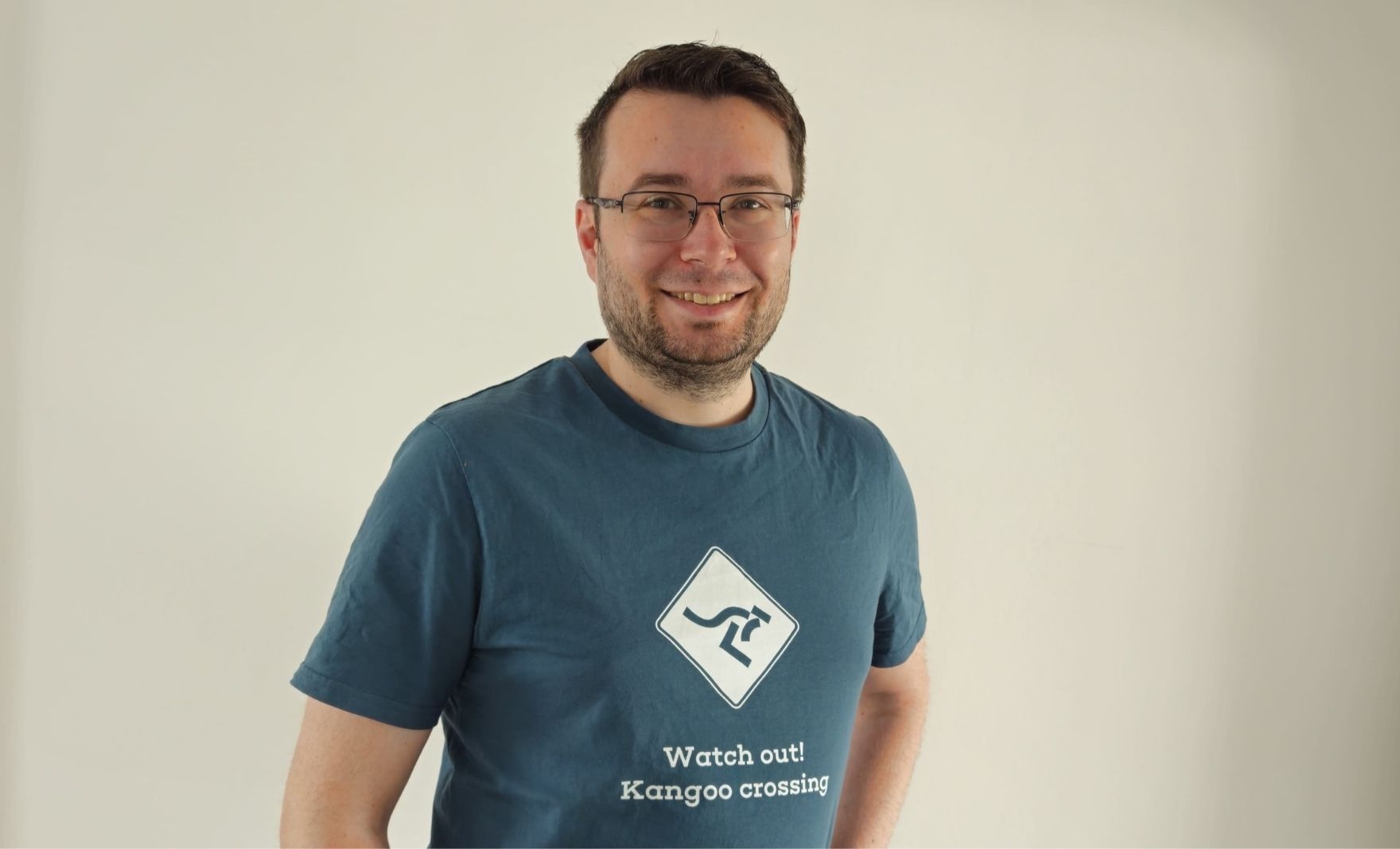 Jonathan Klotz trägt ein T-Shirt von kangoolutions
